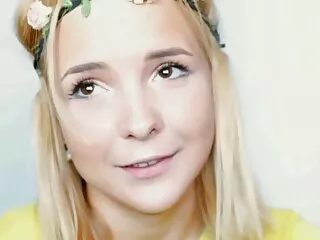 Una hermosa perra mostró senos grandes y poco realistas después de una cirugía peliculas xxxx español plástica