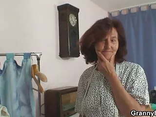 Una joven zorra, sentada en el suelo, cubre su lujoso cuerpo desnudo con pintura. peliculas de insesto completas