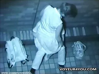 Jovencita meando peliculas gay en español xxx en la camara