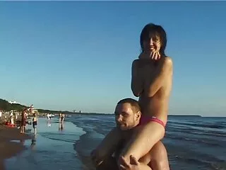 La perra agarró a la lesbiana por las mejillas y comenzó a dr porno gratis videos pornos xxx en español premium besarla.