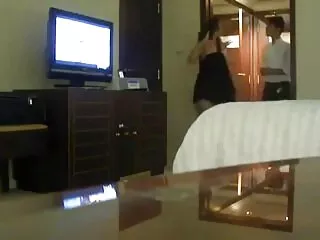 Un piloto peliculas para adultos en español xxx experimentado convierte a una rubia sexy en un cunnilingus alto y profundo
