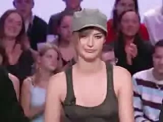 El hombre llevó a la trios español xxx chica al pajar y la folló por el culo