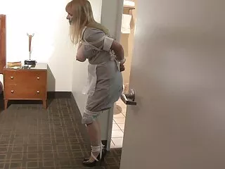 Nena porno español peli con mascarilla se divierte con juguetes