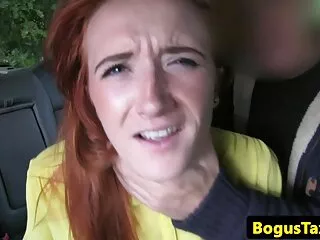 Rubia de tetas xxx españolas 18 años falsas se masturba con un consolador