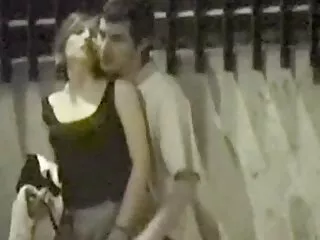 Morena se masturba pelis porno gratis en castellano el coño depilado al aire libre