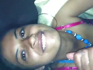 Una joven zorra trabaja peliculas de incesto on line en la industria del porno
